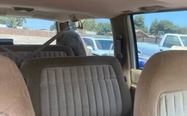 Chevy-suburban-2500-1994-white-5