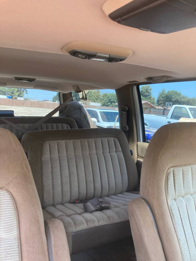 Chevy-suburban-2500-1994-white-5