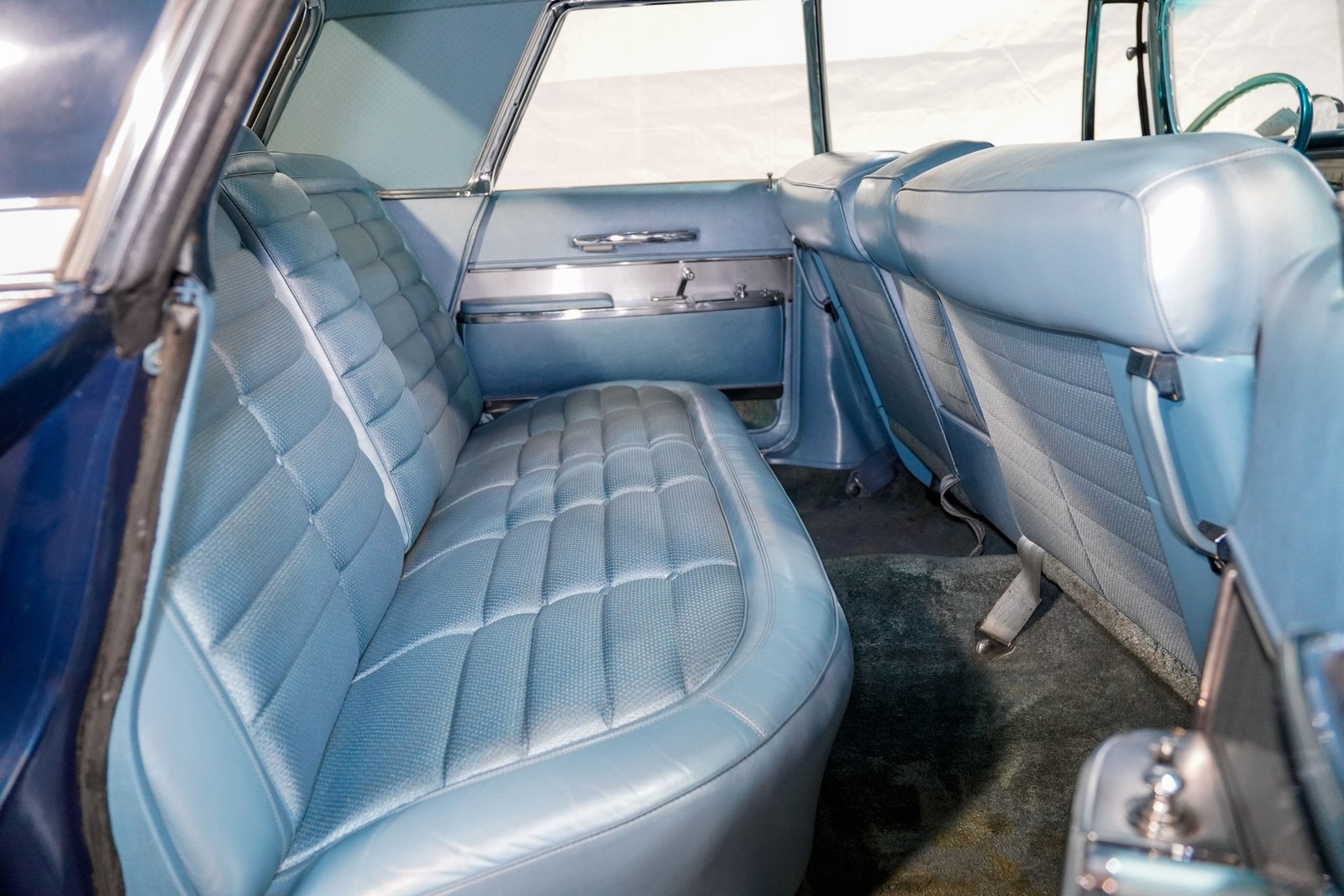 Chrysler-200-Series-1964-Sedan-11