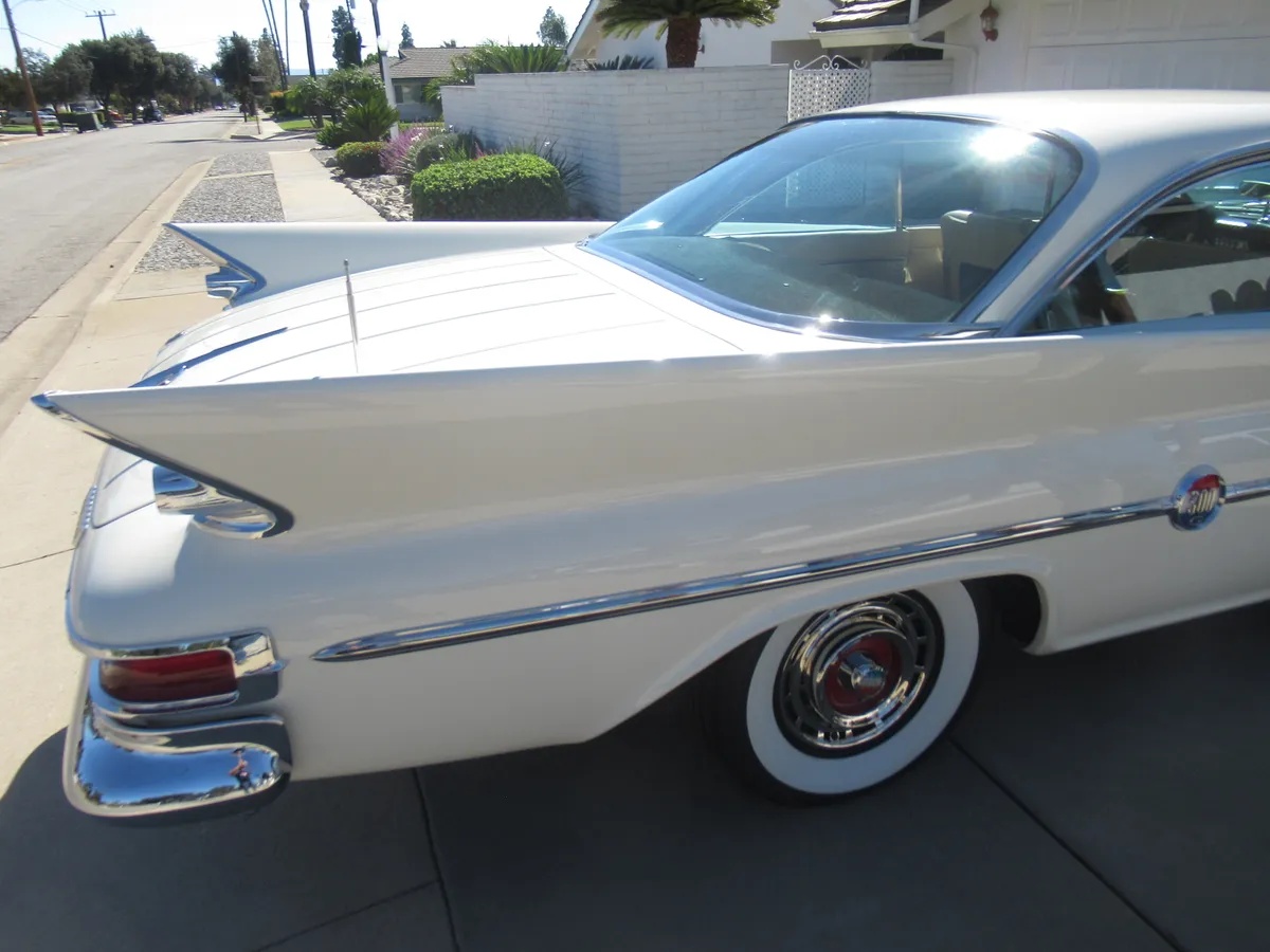 Chrysler-300g-1961-Alaskan-White-Cream-11