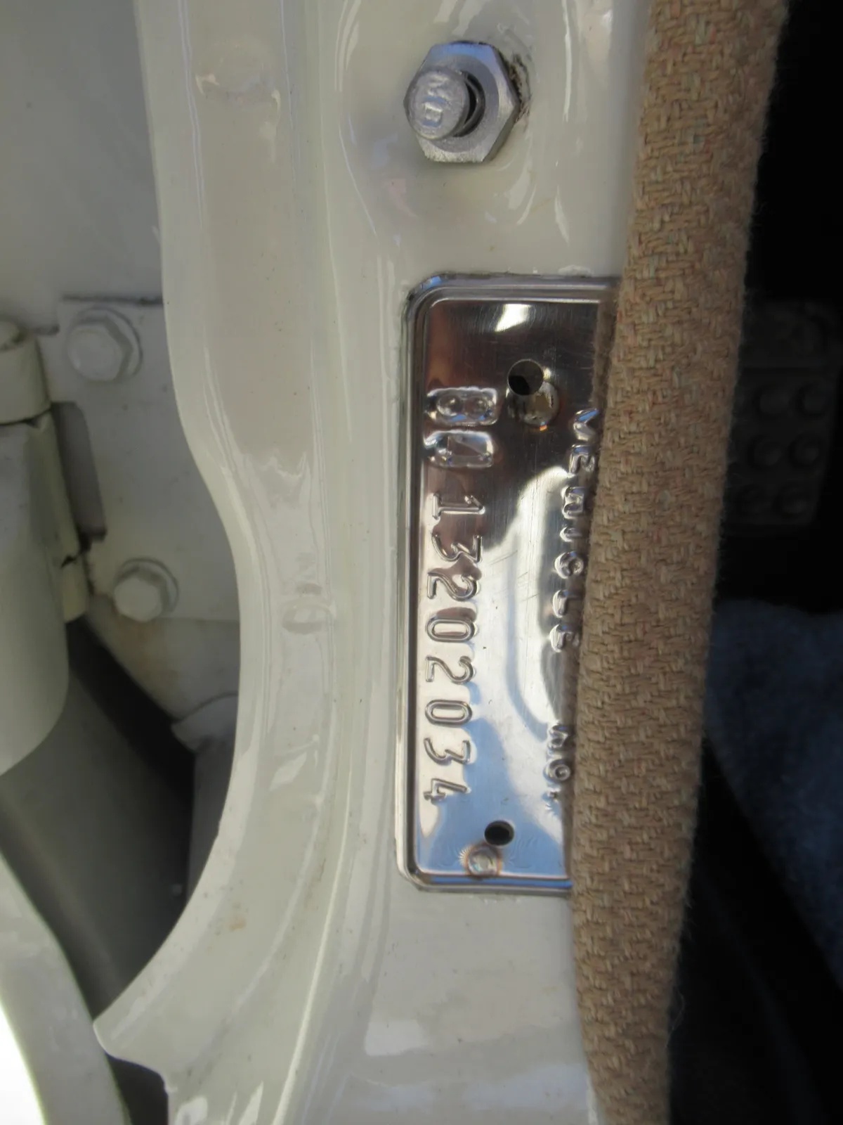 Chrysler-300g-1961-Alaskan-White-Cream-16