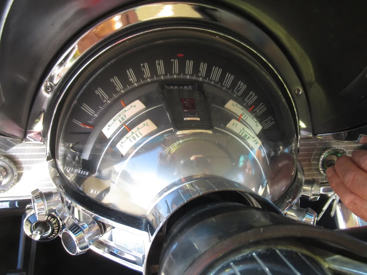 Chrysler-300g-1961-Alaskan-White-Cream-18