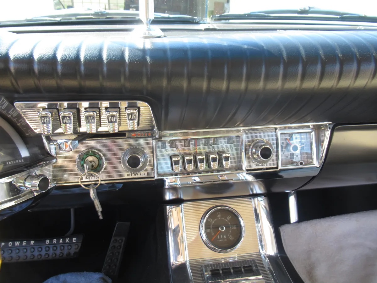 Chrysler-300g-1961-Alaskan-White-Cream-19