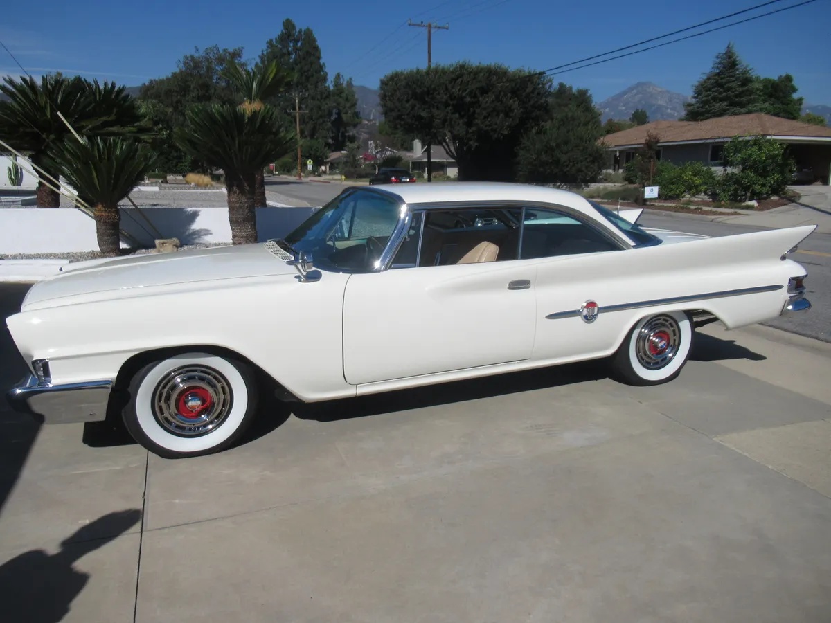 Chrysler-300g-1961-Alaskan-White-Cream-6