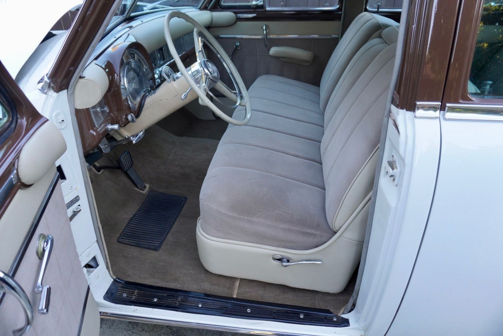 Chrysler-New-Yorker-1952-Sedan-21