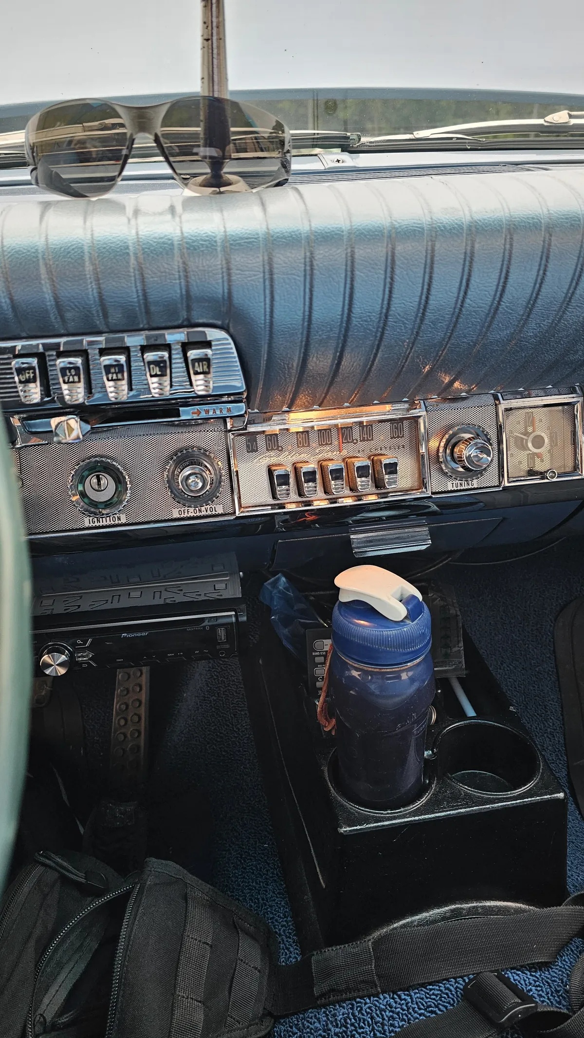 Chrysler-New-yorker-1962-Blue-With-White-Top-Blue