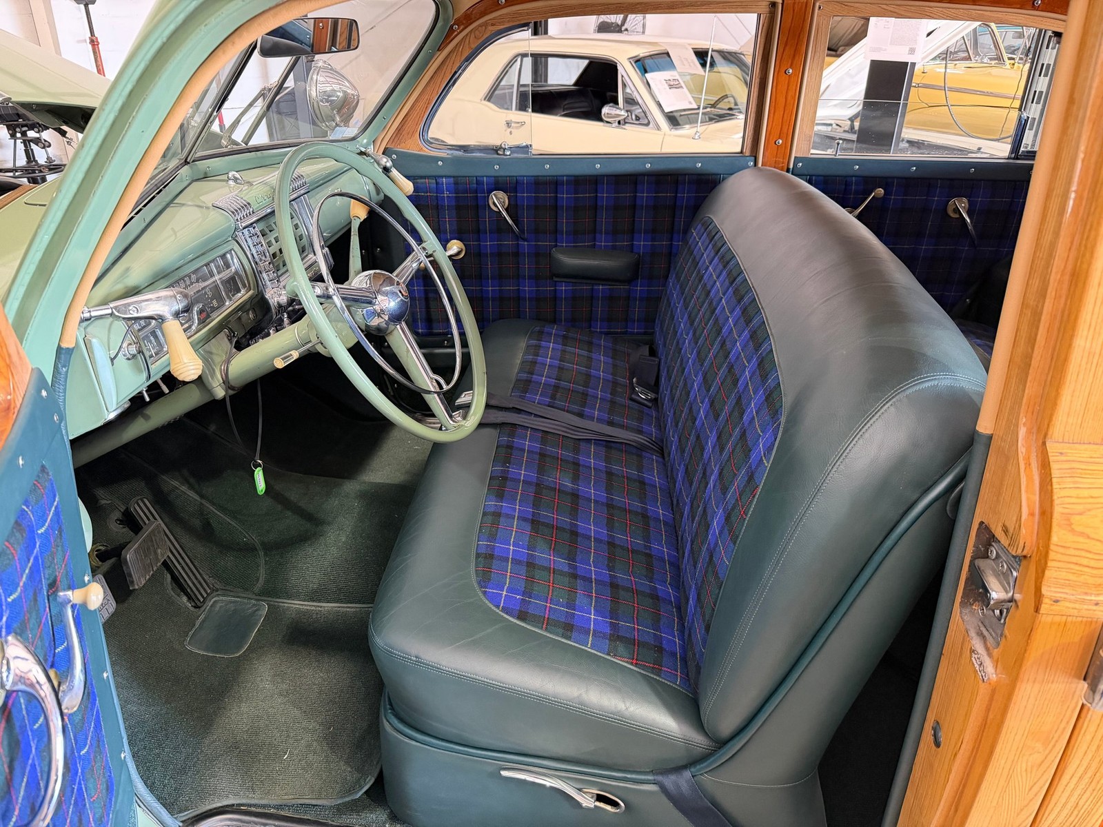 Chrysler-Town-and-Country-1947-Sedan-3