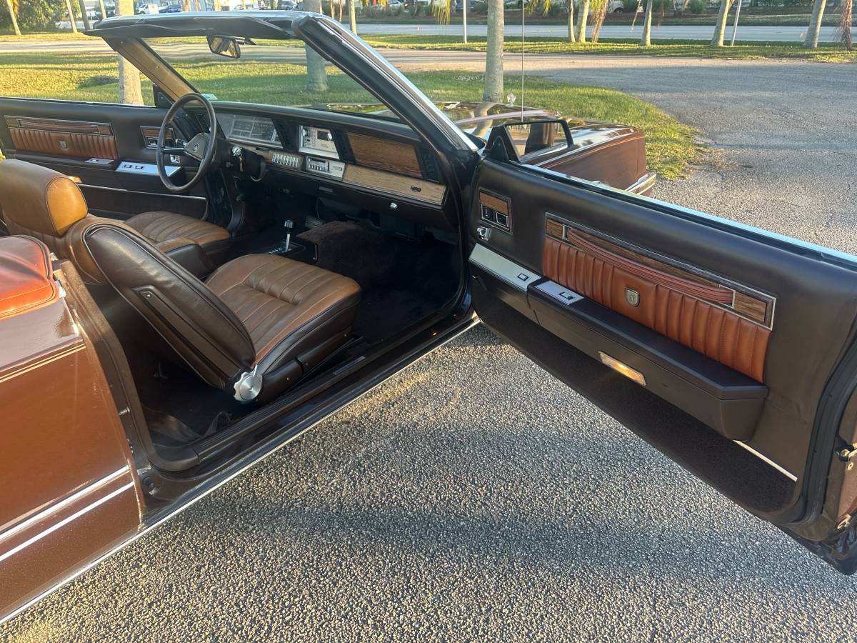 Chrysler-lebaron-1983-brown-8