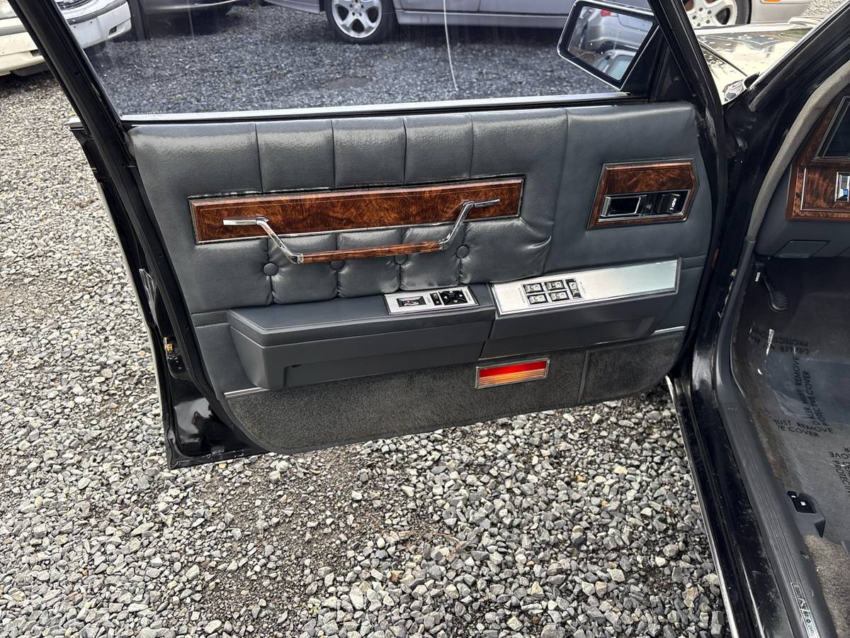 Chrysler-new-yorker-1987-black-17