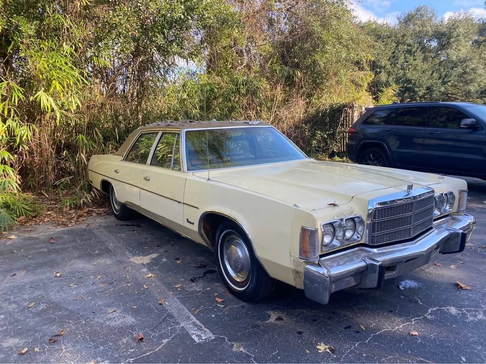 Chrysler-newport-1977-yellow-2