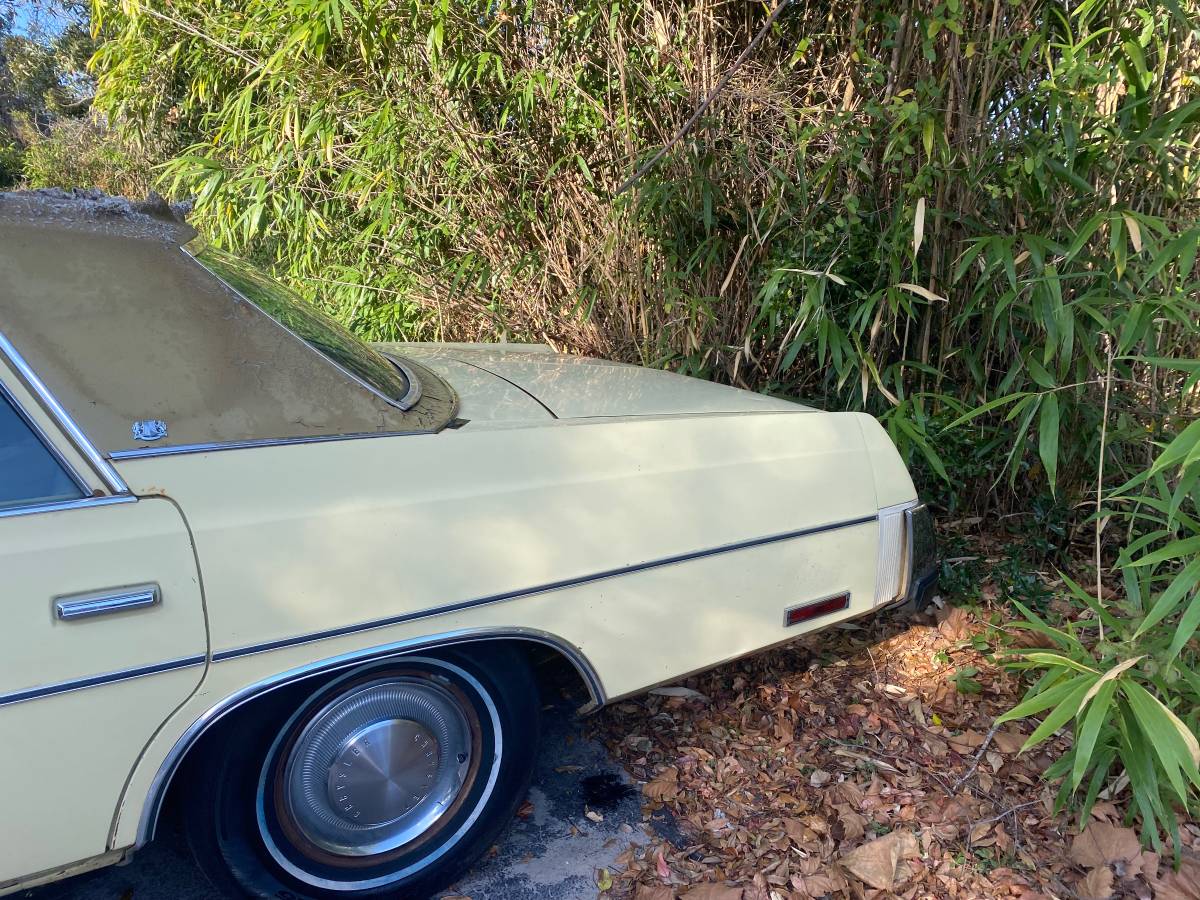 Chrysler-newport-1977-yellow-3