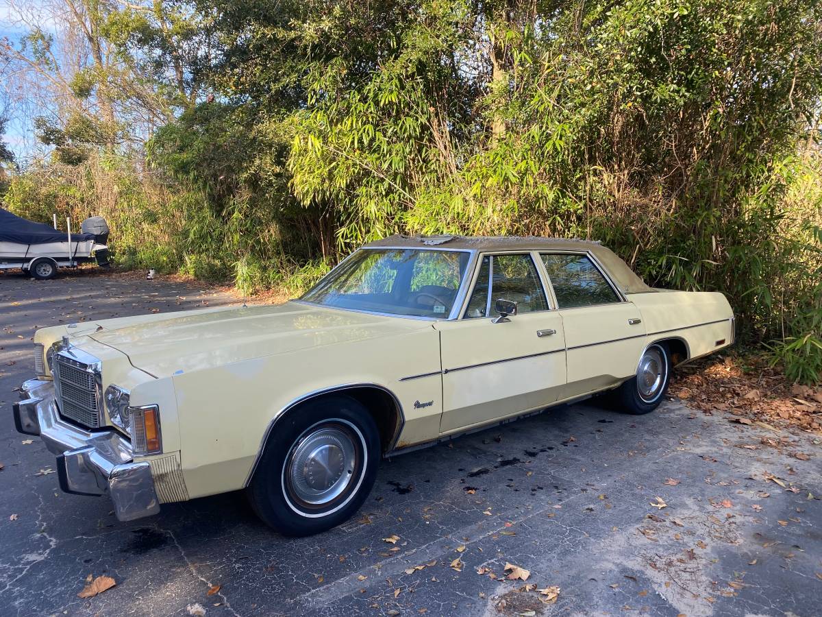 Chrysler-newport-1977-yellow