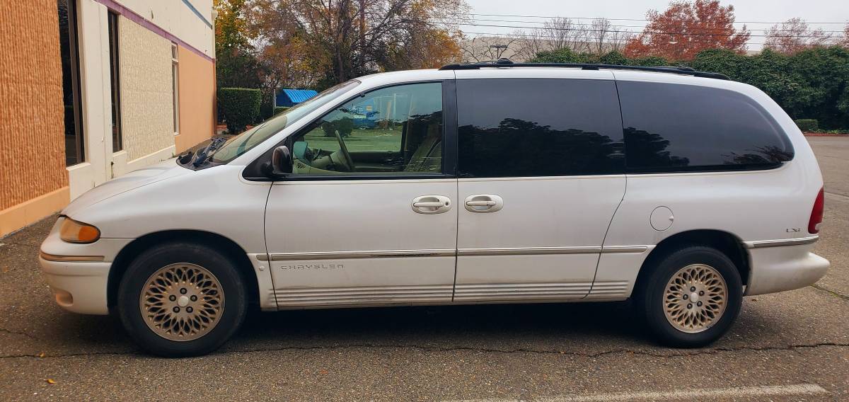 Chrysler-town-amp-country-1996-1