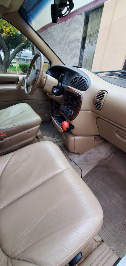 Chrysler-town-amp-country-1996-2