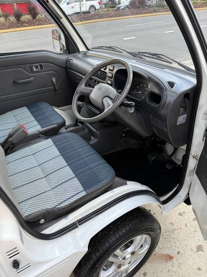 Daihatsu-hijet-1995-white-11