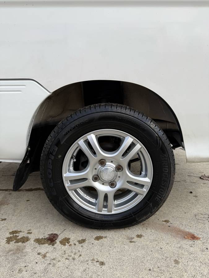 Daihatsu-hijet-1995-white-18