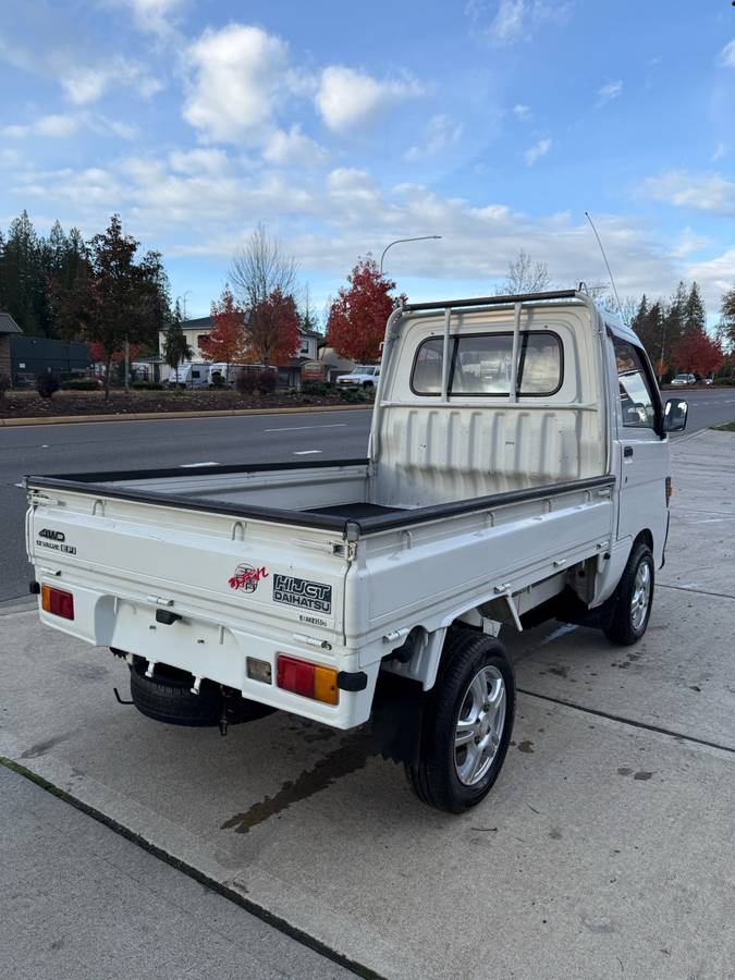 Daihatsu-hijet-1995-white-6