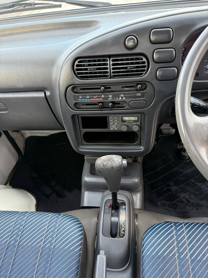 Daihatsu-hijet-1995-white-9