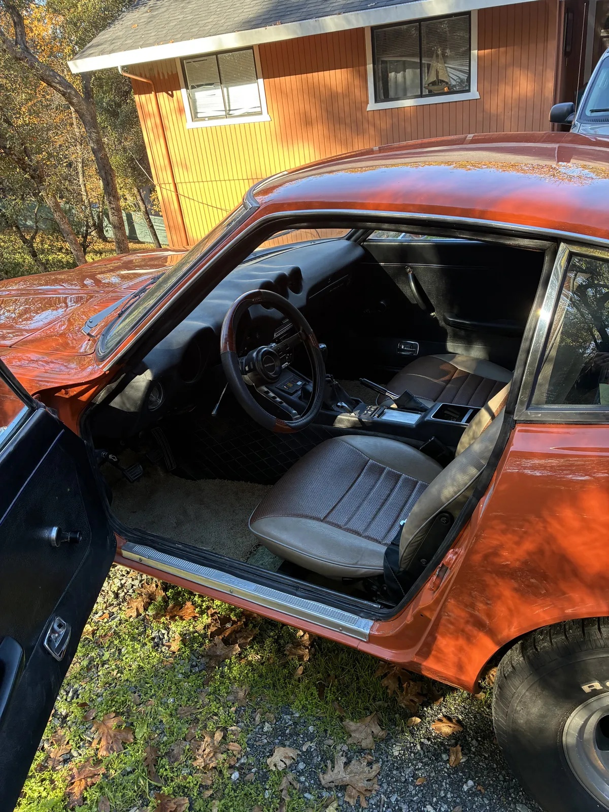 Datsun-240z-1972-Factory-Orange-Tan-2