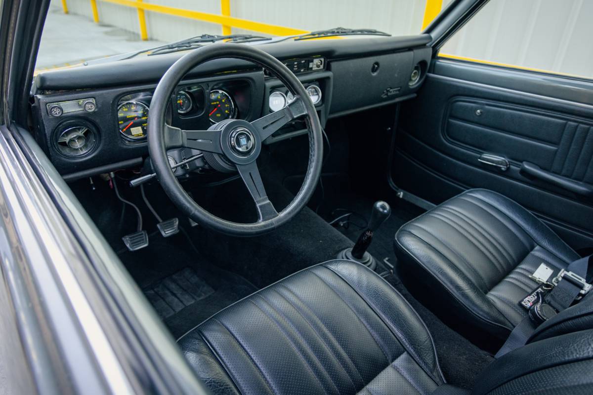 Datsun-510-1972-grey-10