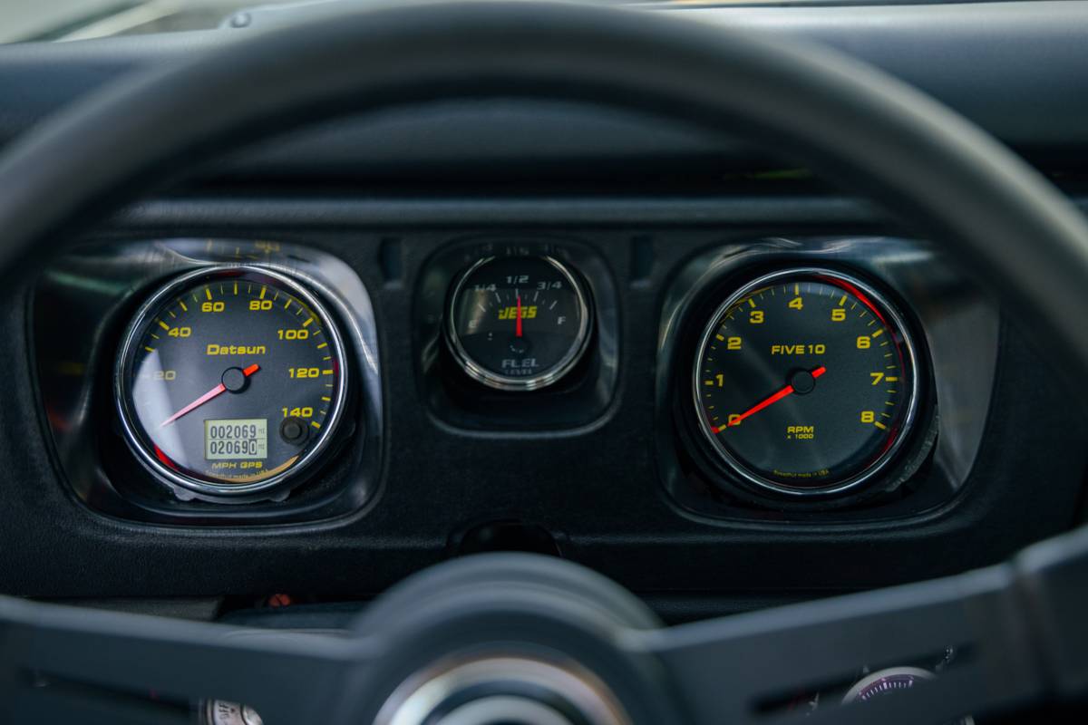 Datsun-510-1972-grey-11