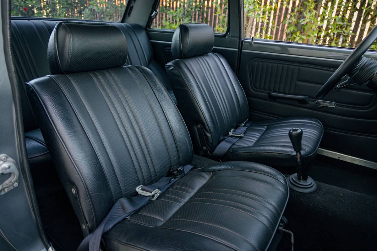 Datsun-510-1972-grey-12