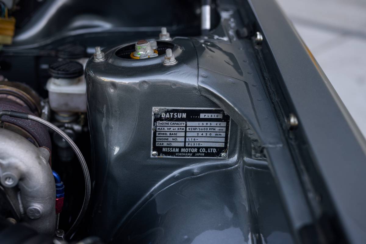 Datsun-510-1972-grey-9