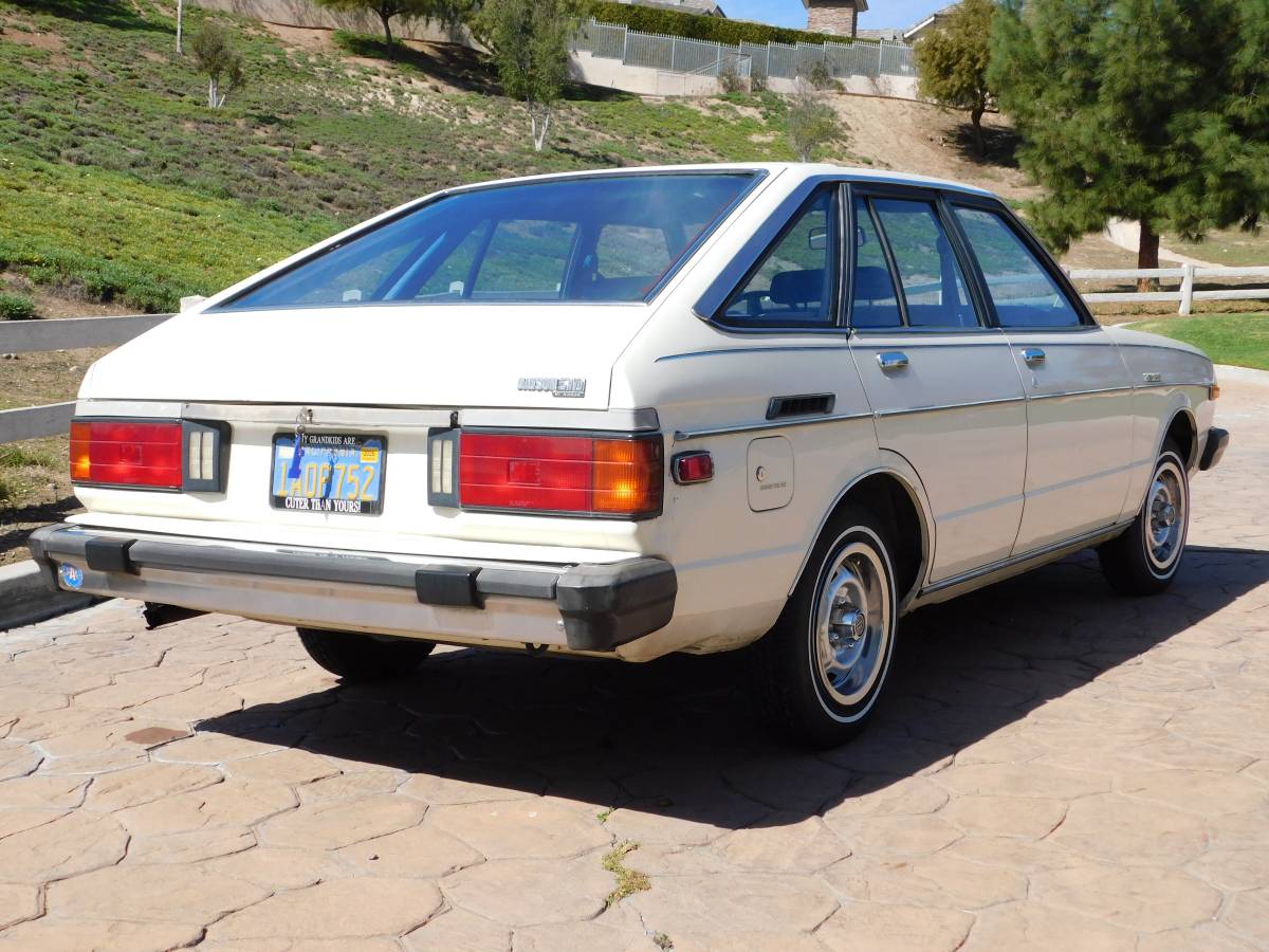 Datsun-510-hatchback-1980-white-1