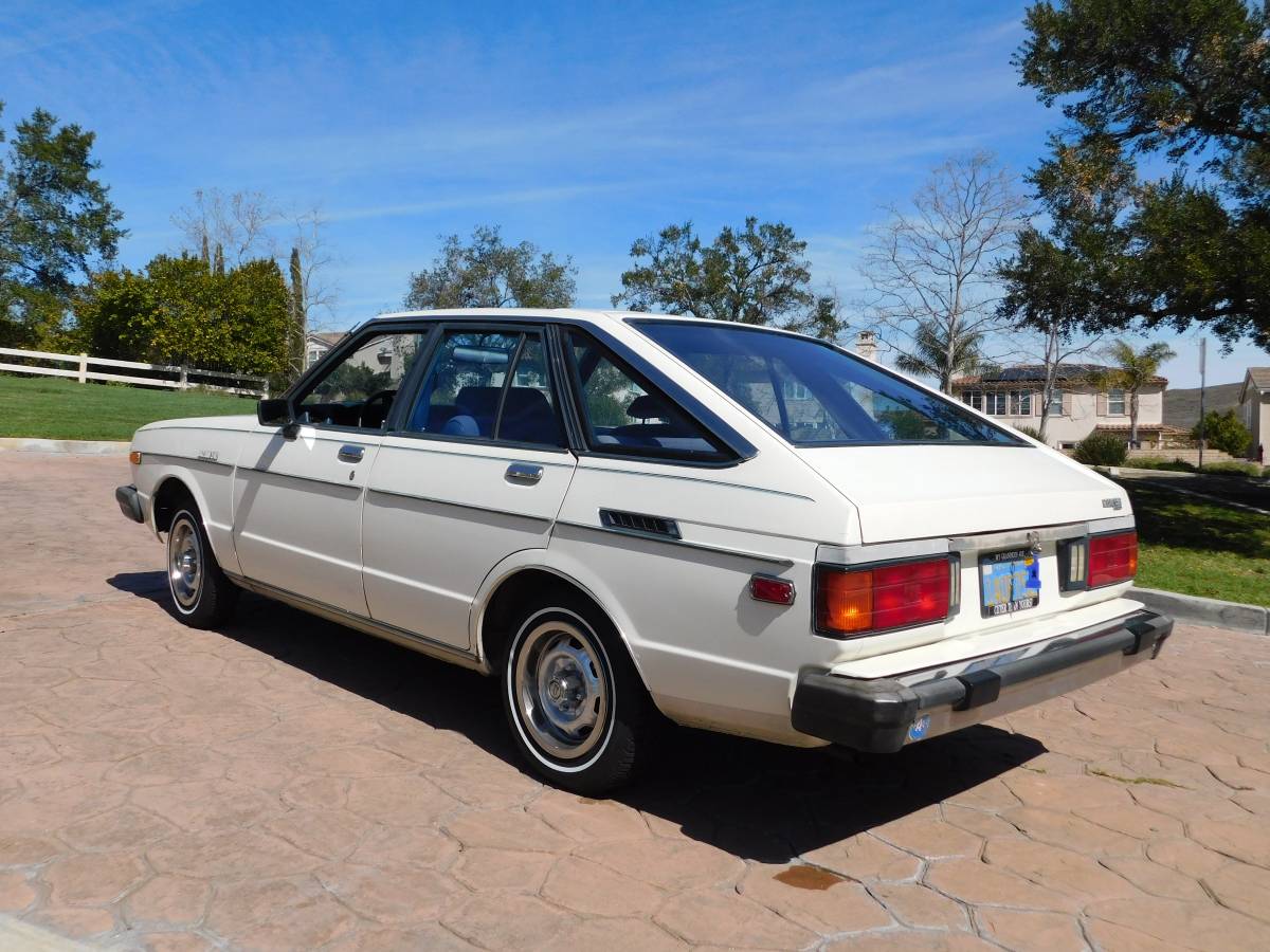 Datsun-510-hatchback-1980-white-11