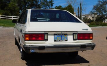 Datsun-510-hatchback-1980-white-12