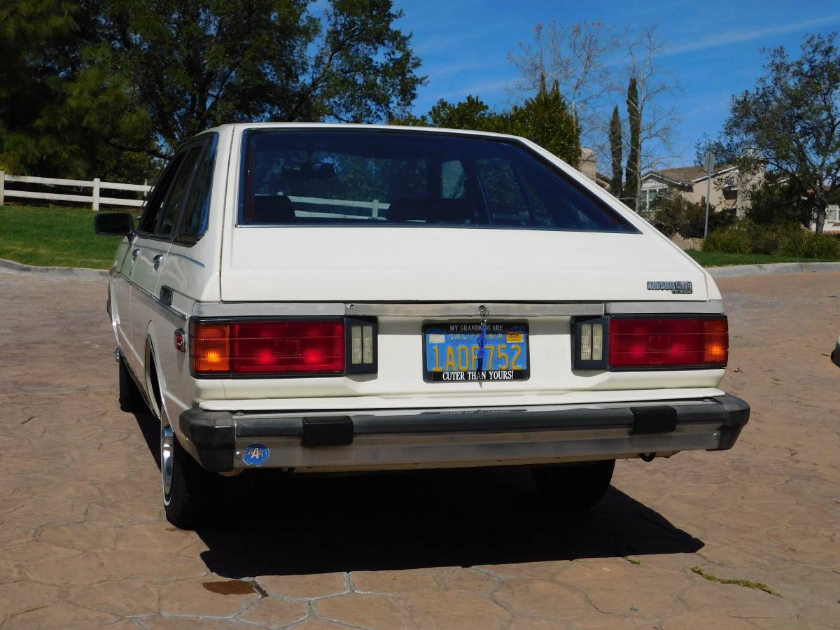 Datsun-510-hatchback-1980-white-12