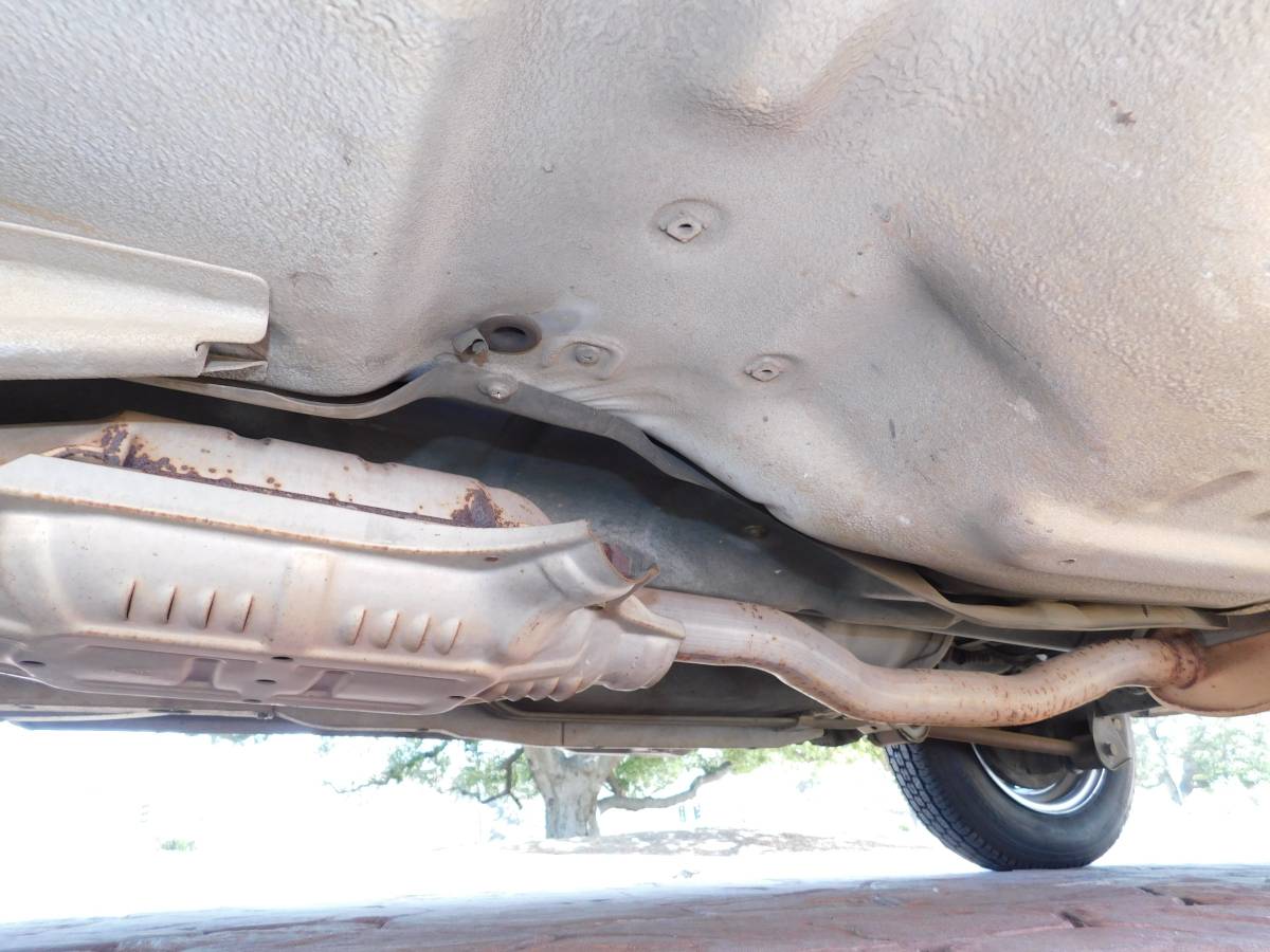 Datsun-510-hatchback-1980-white-16