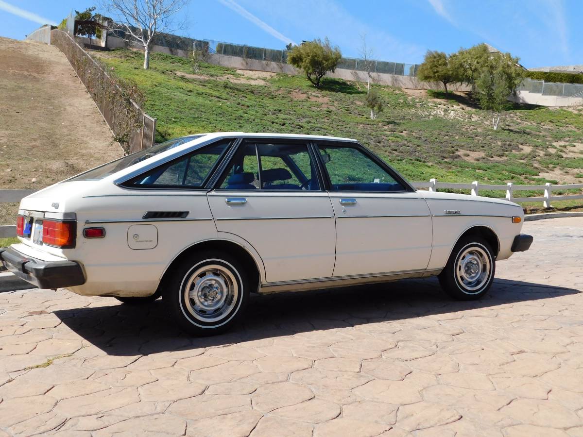 Datsun-510-hatchback-1980-white-2