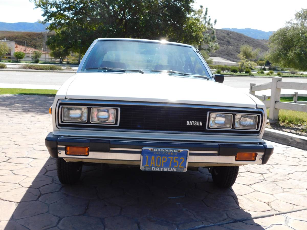 Datsun-510-hatchback-1980-white-4