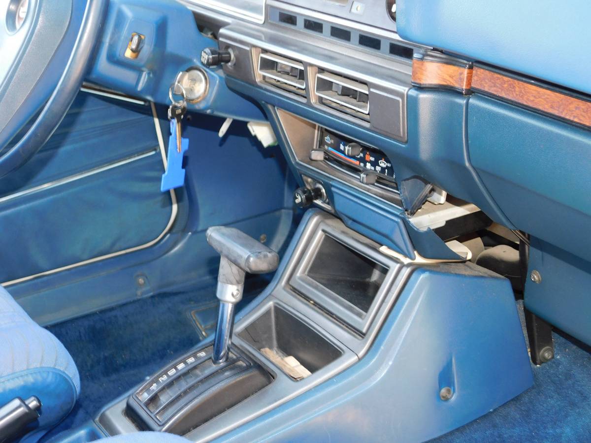 Datsun-510-hatchback-1980-white-8