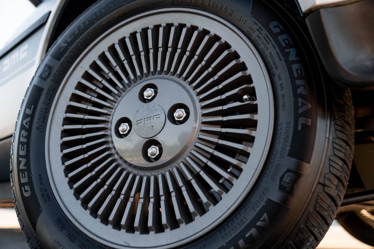 DeLorean-1981-Coupe-29