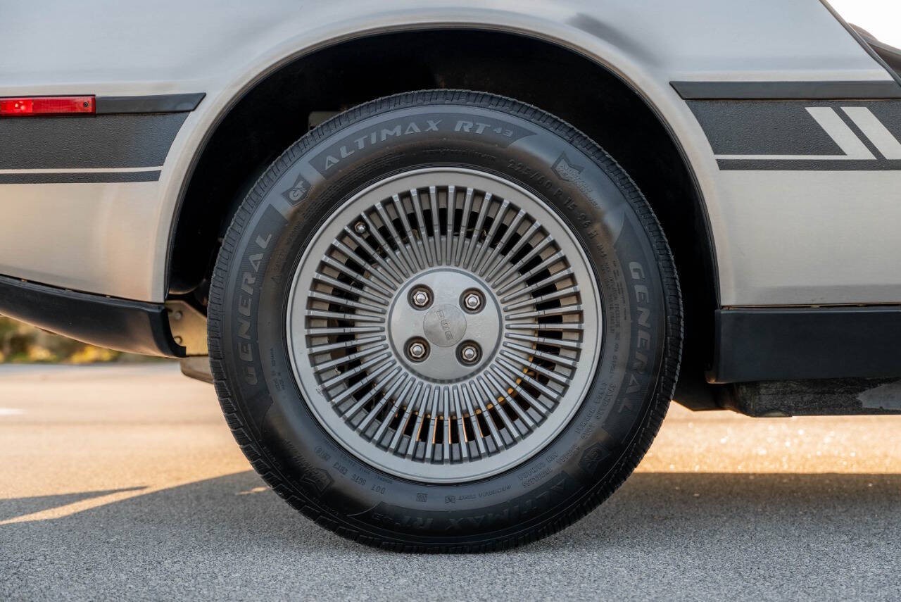 DeLorean-1981-Coupe-33