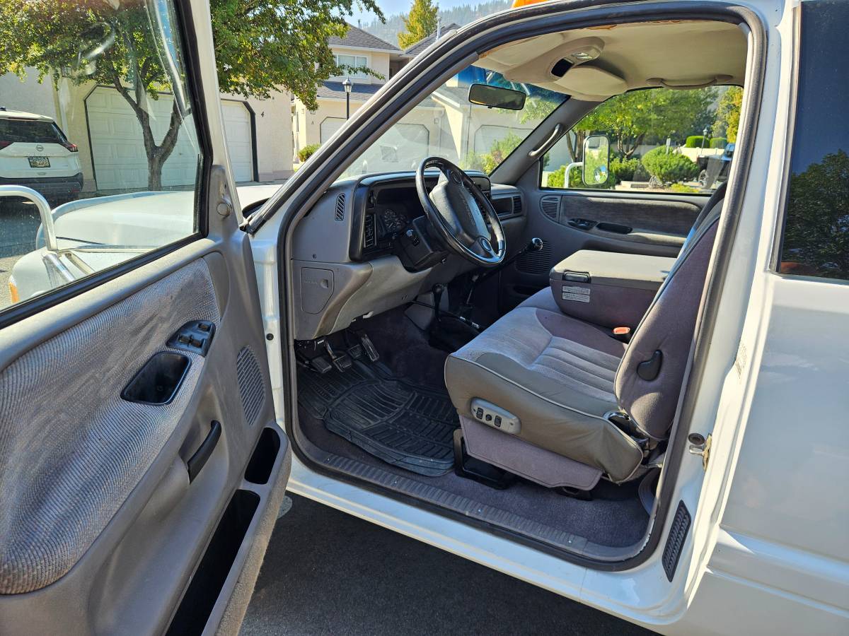 Dodge-3500-quadcab-dually-4x4-diesel-1996-white-10