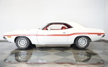 Dodge-Challenger-1970-White-Red-1