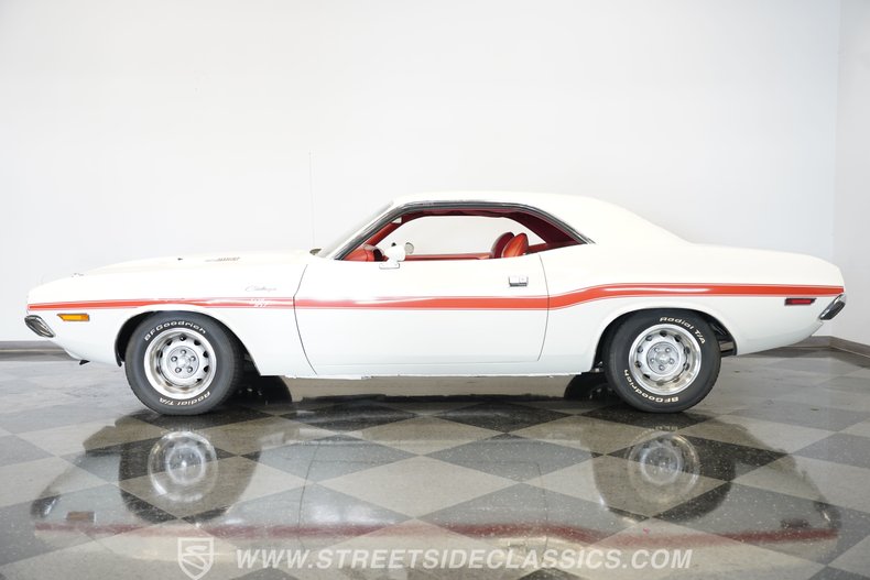 Dodge-Challenger-1970-White-Red-1