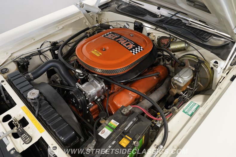 Dodge-Challenger-1970-White-Red-14