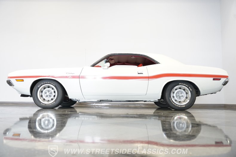 Dodge-Challenger-1970-White-Red-18