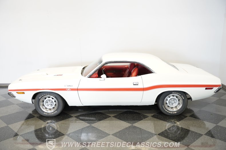 Dodge-Challenger-1970-White-Red-19