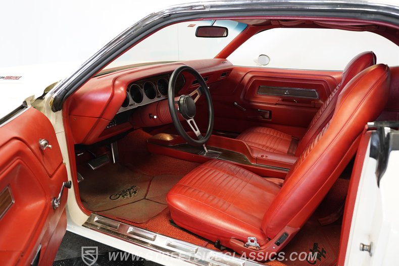 Dodge-Challenger-1970-White-Red-2