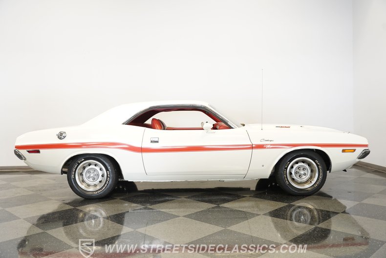 Dodge-Challenger-1970-White-Red-23
