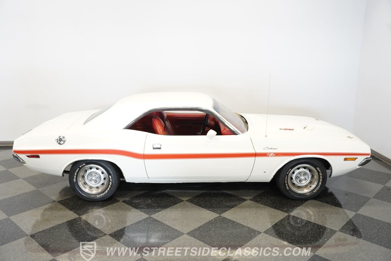 Dodge-Challenger-1970-White-Red-24