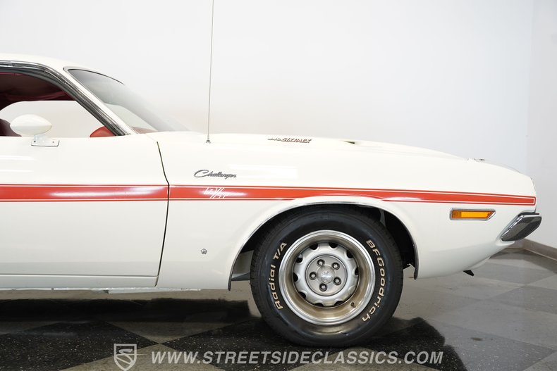 Dodge-Challenger-1970-White-Red-29