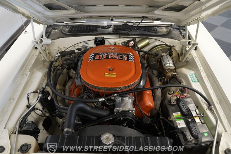 Dodge-Challenger-1970-White-Red-3