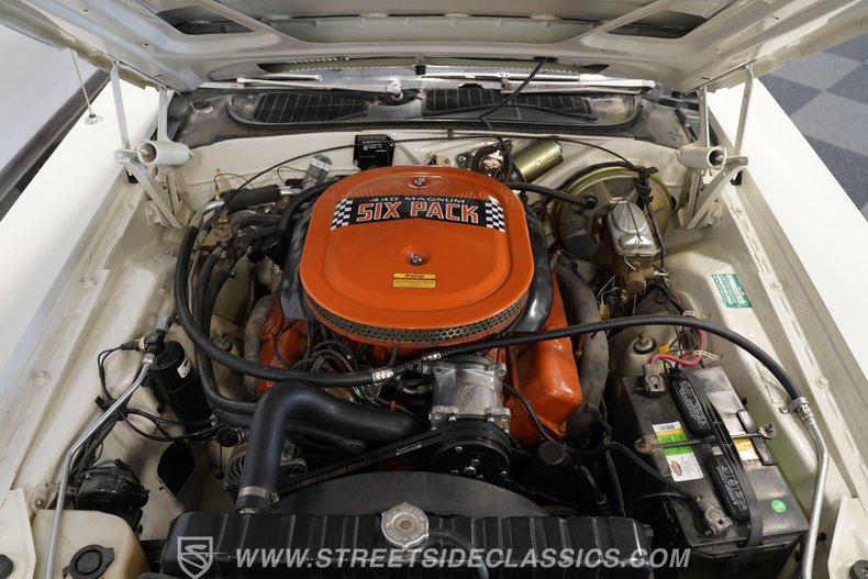 Dodge-Challenger-1970-White-Red-30