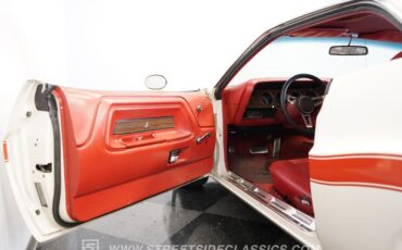 Dodge-Challenger-1970-White-Red-32